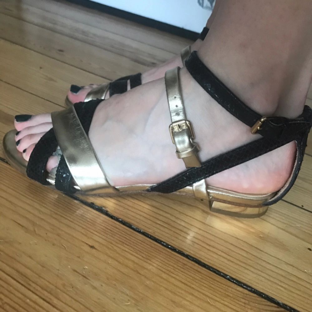 Sandaler i äkta skinn från Massimo Dutti. Skor.
