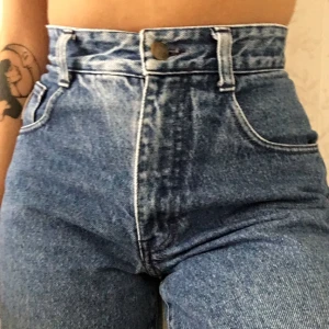  - Säljer mina jeans pga att jag aldrig använder dem längre, riktigt snygga, unika och i bra skick!  66cm runt midjan. Storleken står inte med men jag brukar ha 26 i jeans men de passar nog alla från 24-27. Köpta på Humana.