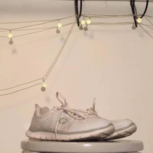  - Vita fräscha springskor, luftiga i materialet men för stora för lilla mig ✨   FRI FRAKT 🌈