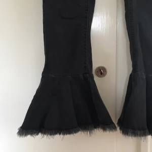  - Jeans från Gina Tricot med utsvängd volang nedtill. Använda en gång, tvättade en gång. De är ganska stretchiga så passar den mellan 34-38 beroende på hur tight man vill ha de. Nypris 500 kr. Möts upp i Sthlm eller fraktar mot fraktkostnad.