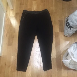  - Svarta loosefit byxor med läder detaljer