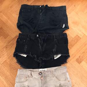 Jeansshorts från One Teaspoon.  1. Storlek 24 2. Storlek 26 3. Storlek 24  Jag som har haft shortsen har storlek tum 25!  450 kr/st om inte fler är intresserade ☺️