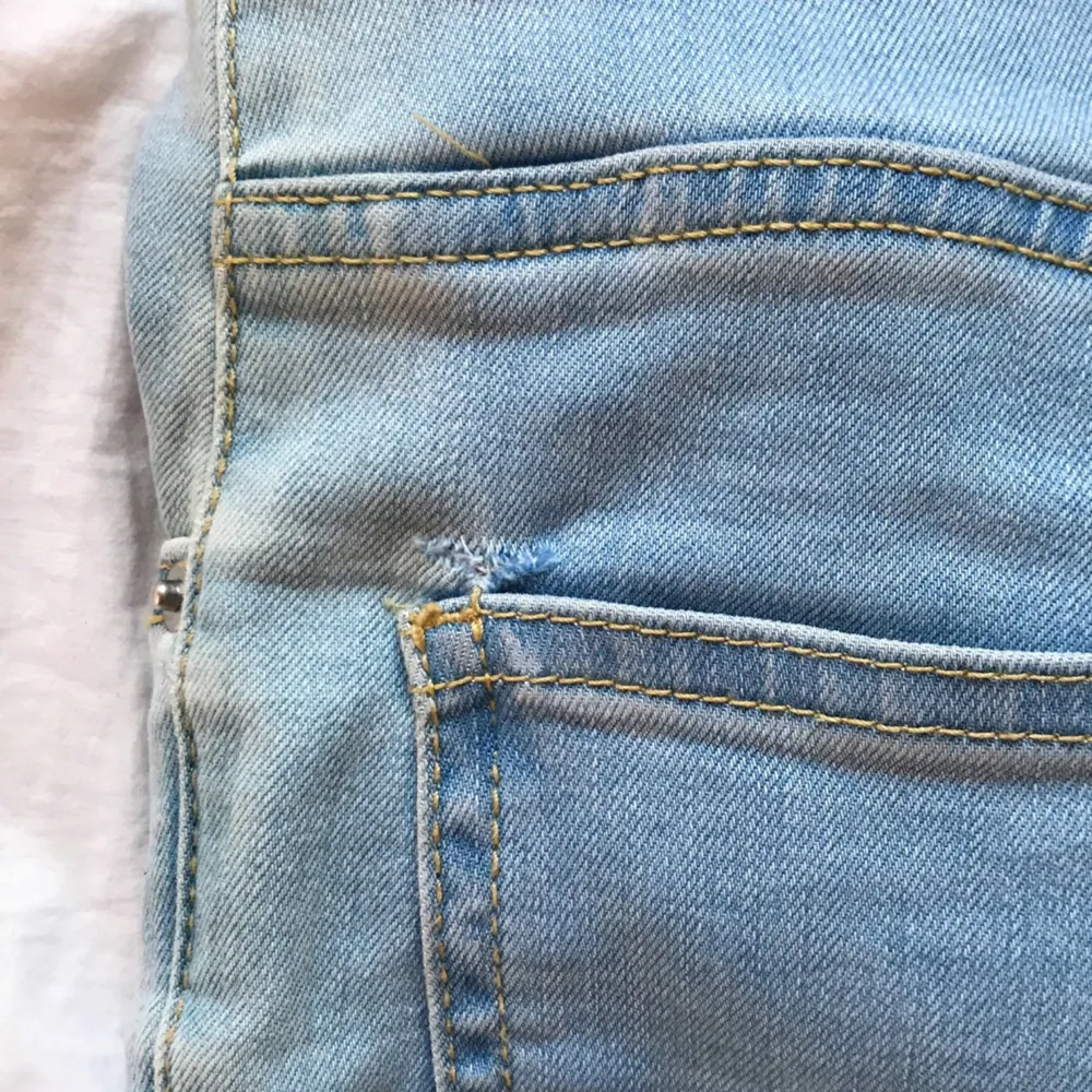 Så snygga jeans från bikbok i lite kortare modell, knappt använda ✨ det är ett litet hål över ena fickan men det syns knappt och är lätt att laga ❣️. Jeans & Byxor.