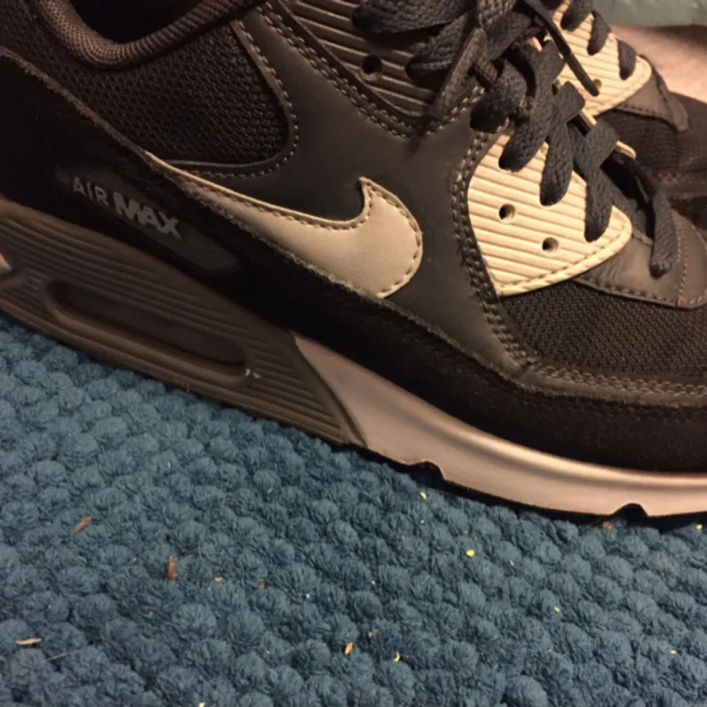 Air Max 90, size 41, 350kr eller bud.   Köparen betalar frakt, alt möts i gbgay.  Katt finns i hemmet men rollar allt jag säljer.  . Skor.