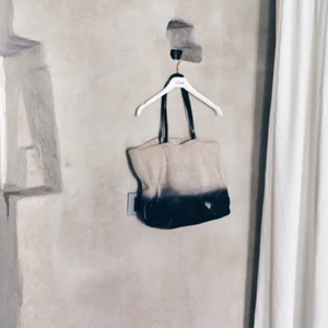  - Fadead väska i svart läder längst ner och beige mocka där uppe! Köpare står för frakt 