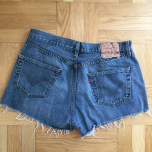  - Säljer ett par snygga Levi's Jeans Shorts, storlek beroende på hur man vill att dom sitter är M (38-40) strl 29-30. Det saknas 1 knapp av 4 men syns ej och den behövs ej (men se bild!) frakt tillkommer🦋