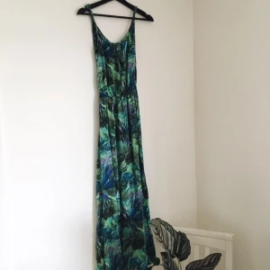  - En färgsprakande långklänning från ONLY. Köptes till ett bröllop och har tyvärr inte kommit till användning igen. Vill gärna att den hittar ett nytt hem! Fraktar mot betalning eller möts upp i Uppsala 🌿