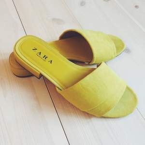 Jättefina, oanvända (endast provade) skor från Zara, dessutom i den trendigaste färgen just nu 💛 storlek 38, skulle även passa 37.