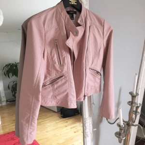  - En helt oanvänd babyrosa skinnjacka. Möts upp i Karlshamn/Kristianstad, annars tillkommer frakt.