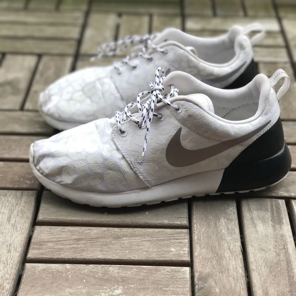 nike roshe one, väldigt sparsamt använda. Vita med leopardmönster i vitt. . Skor.