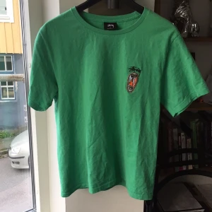  - Stussy t-tröja.  Kan mötas upp i Karlskrona annars står köparen för frakten 😄