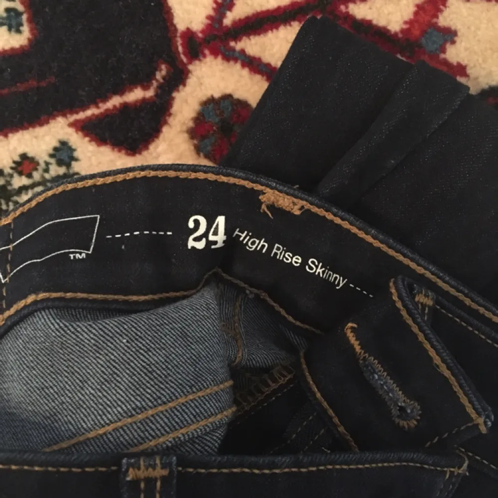 Snygga Levi's jeans i modellen High Rise Skinny i storlek 24. Använd ett par gånger och är uppsydda så att de passar mig som är 160 cm lång. Frakt tillkommer på 69kr om vi inte kan mötas upp i Lund ⭐️. Jeans & Byxor.