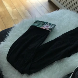  - Yogapants från PINK (Victorias secret)  Svarta med bootcut nertill