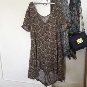  - Playsuit som ser ut lite som en klänning på, fint skick 
