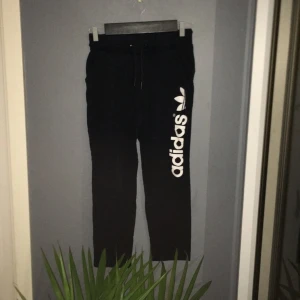  - Mjukisbyxor från Adidas, säljer då jag aldrig använder dom längre. Det enda lilla "problemet" är att det innan fanns en knapp på insidan av bakfickan men den har gått av. Men det syns såklart inte eftersom det är inuti fickan.