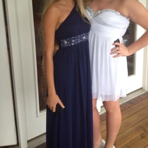  - Mörkblå bal/ bröllops- klänning med 1 arm. Väldigt väldigt fin, fått många komplimanger! Använd vid 2 tillställningar. Nypris ca 1500kr. Har ej kvitto kvar.   Kan mötas upp & har swish. Vill du ha fler bilder, hör av dig!