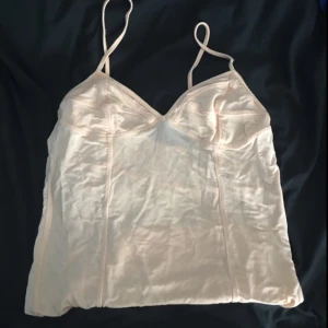 - En top från H&M nästan helt oanvänd