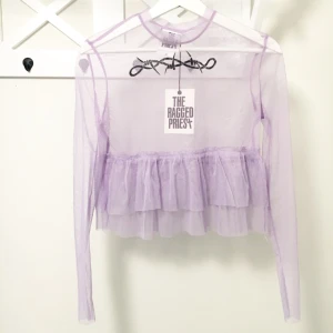  - Söt mesh top från märket  THE RAGGED PRIEST med ett tattoo tryck!  Helt oanvänd med tagen kvar!  Säljes då storleken inte passar!  Storleken ska vara en M men skulle säga att den passar en S bättre och till och med en lös XS  Alldeles för tajt fit på en M tyvärr! Inköpspris 384kr