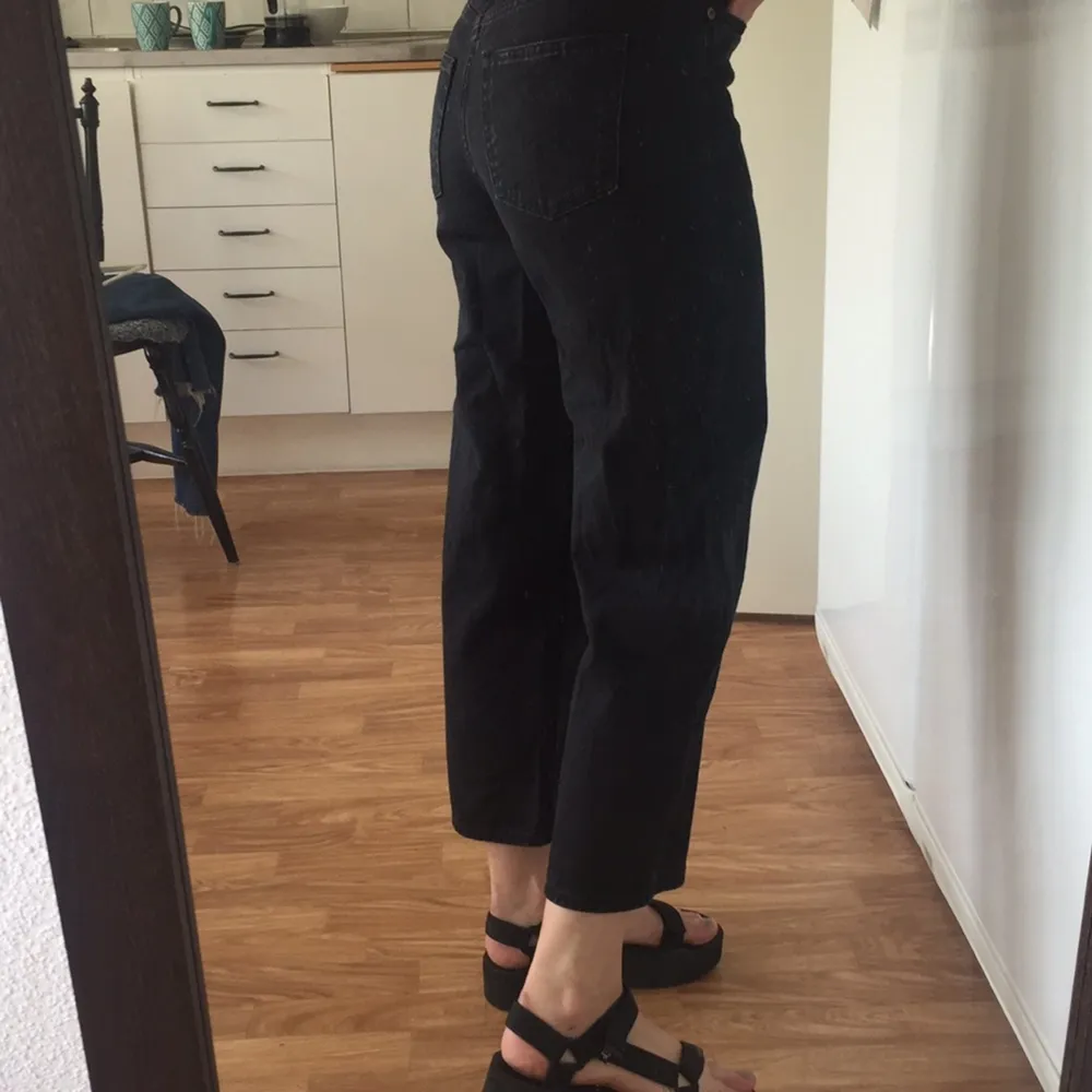 Svart grå jeans från monki! Mid Waist, wide leg!  (finns att hämta i Sthlm) . Jeans & Byxor.