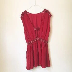  - En röd bomullsklänning från Mango. Resår i midjan och djupt V-ringad i ryggen. Bandet i ryggen täcker fästet om man vill bära Bh! 👌