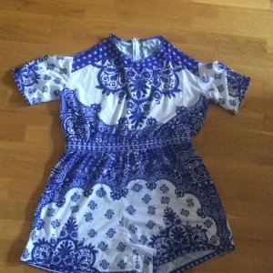  - Fin byxdress från asos. Använd en gång! Axlarna är bara. 100 kr inklusive frakt