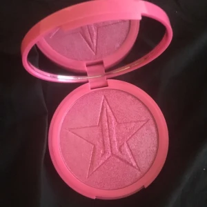  - Endast swatchad Regina George highlighter. Ett enkelt svep ger en stark glow med svagt rosa undertoner, vill man ha en starkare färg får man ta flera svep.