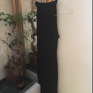  - Långklänning, tajt med polokrage från bikbok. 