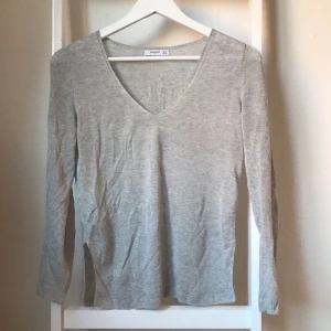  - V-ringad tröja från mango