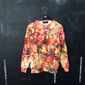  - Funderar på att sälja min egendesignade sweater tjocktröja. Designad av mig och beställd på "beloved shirts". I väldigt bra skick. Kom med bud.