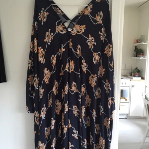  - Rodebjer "Agave" kaftan. Knappar hela vägen i fram. Sparsamt använd.