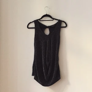  - Draperad topp med silvertrådar. Inköpt i Paris.