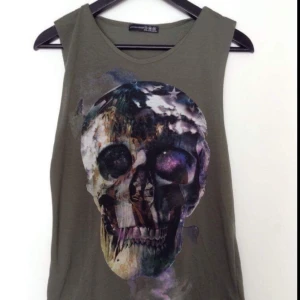  - Muscle tank med döskalle tryck. Militärgrön basfärg.
