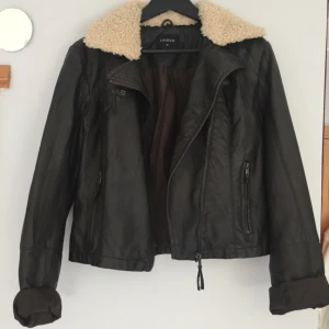  - Mörkbrun "Läder" jacka i storlek M från Lindex. Har tyvärr inte kommit till användning, funkar även som oversize till mindre storlekar 140kr +frakt