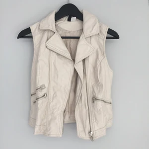  - Fejk läderväst från H&M i storlek 34, ändast provad så i nytt skick!  80kr +frakt