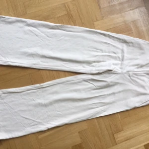  - Säljer mina älsklingsbyxor som tyvärr har blivit lite tighta över låren. De är snygga till vardags och till festligheter. Köpta förra sommaren för 899kr. Finns en liten slitning i sömmen längst ner men inget anmärkningsvärt