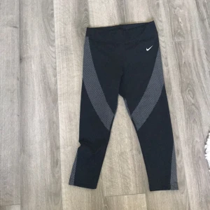  - Säljer ett par tights från Nike, då dom inte har kommit till användning. 
