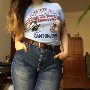  - Cool babyblå vintage t-shirt med tryck fram. Använd, men i fint skick. Finns i centrala Stockholm! Logo 7, Indianapolice.