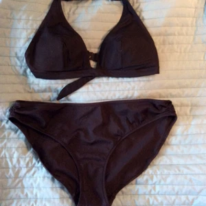  - Helt ny bikini aldrig använd endast provad. Underdelen är XL och överdelen L