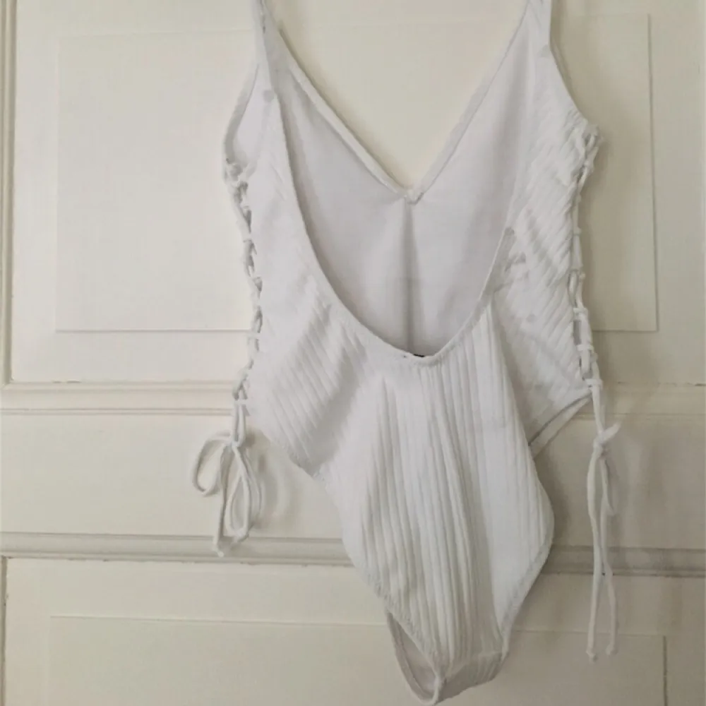 Jättefin vit baddräkt från Zara! Den är helt ny med prislapp kvar, har endast prövat den med underkläder under. Säljer pågrund av fel storlek.. Övrigt.