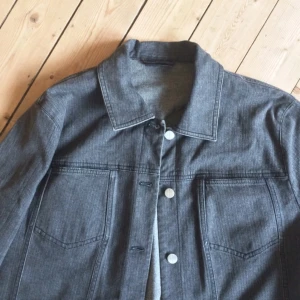  - Grå jeansjacka i strl 44, jag har använt den som en oversize-jacka (jag har vanligtvis strl 38 på jackor).  Superskön i materialet. Bra skick. Inköpt på secondhand i München. Märket Samoon. 