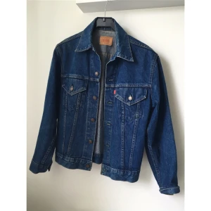  - Jeans jacka från Levis! Inga slitningar!  Står att det är storlek 36 men den är oversize så mer som en 38/40! 