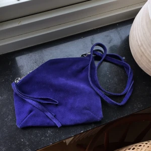  - Kornblå mockaväska, perfekt storlek för en utekväll i sommar! :) köptes för 600kr 