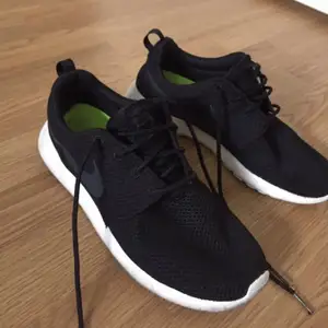 Svarta Nike Roshe One sneakers, drygt 1 år gamla, knappt använda och i bra skick