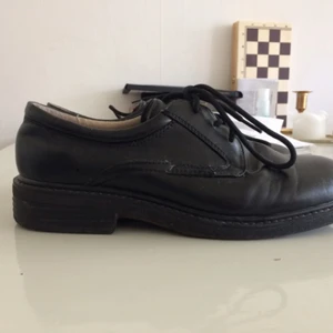  - Skor, köpta secondhand . Aldrig använda av mig , men hade gärna velat! ( fick fel storlek) köpare står för eventuell frakt 