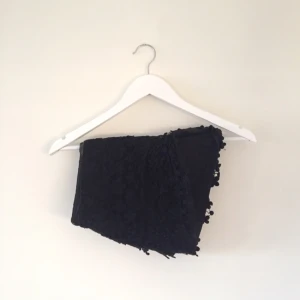  - Shorts i spetstyg, inköpta på Zara. 