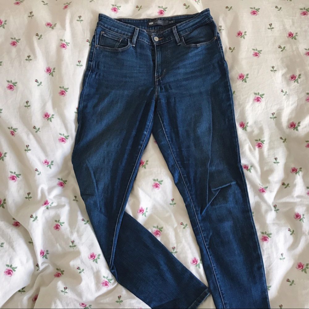 något hödmidjade, stretchiga jeans från levi's. märkta US 6/28 men passar 29-30 också! väldigt bekväma! frakt ingår i priset🌈. Jeans & Byxor.