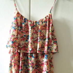  - Söt, blommig sommartopp från Bikbok 