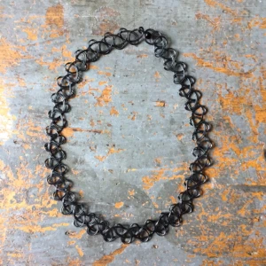  - ✖️90's halsband söker ny hals att pryda! Trendigt & passar till allt. Töjbart & passar alla. Plast. Fint skick, knappt använt. Frakt: +7kr.✖️