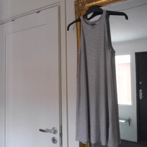  - Superhärlig klänning från Pull & Bear, knappt använd! Passar bäst på någon som har storlek S/M.