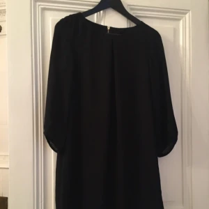  - Snygg svart klänning från HM som funkar bra både till jobb och fest! I väldigt gott skick. 